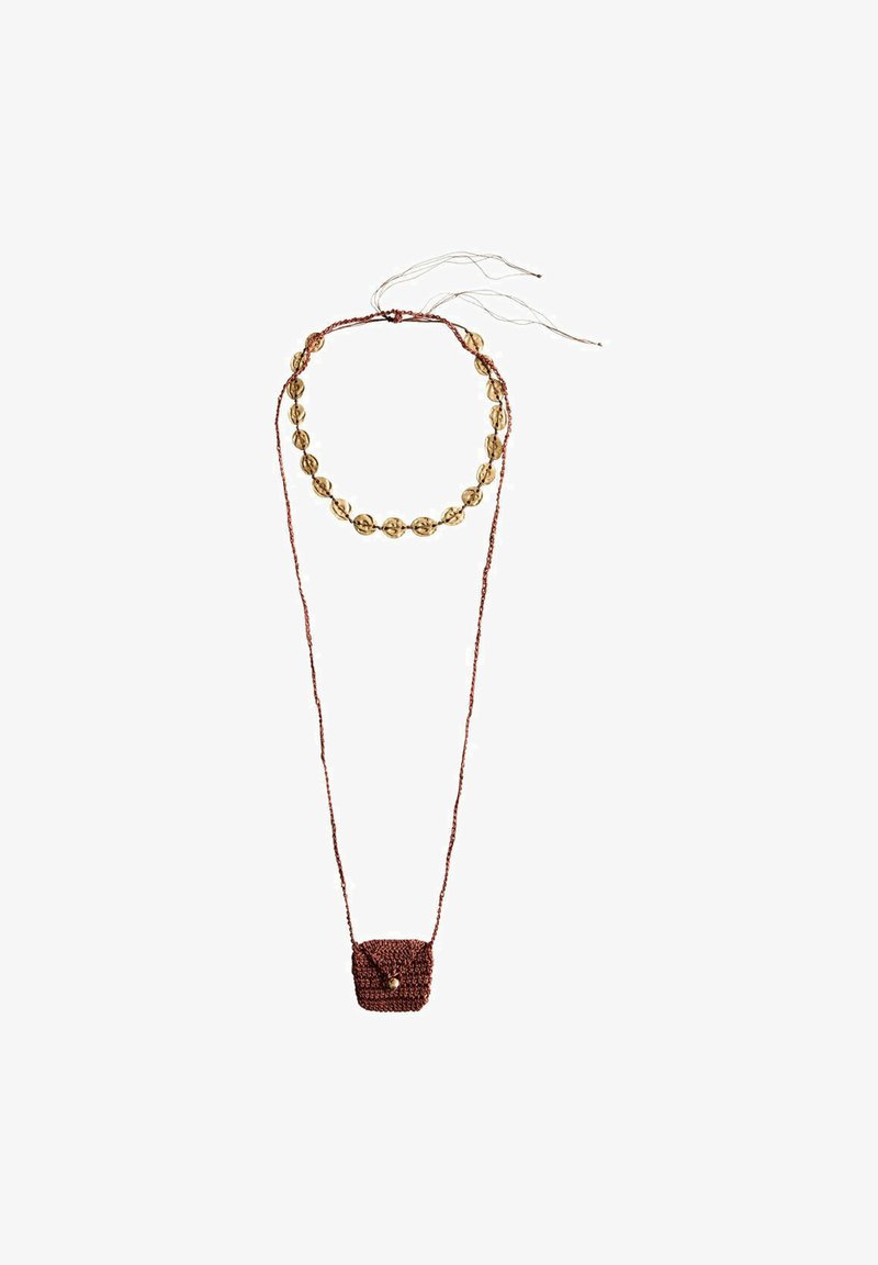 Collier tressé marron avec des perles ovales dorées brillantes et une petite pochette tissée marron attachée en bas avec une seule perle dorée.