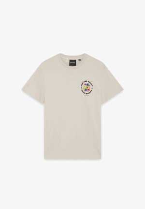 Beige T-shirt met korte mouwen, een klein kleurrijk bloemenpatroon en de tekst "Lyle and Scott Garden Fresh Since 1874" op de linkerborst.