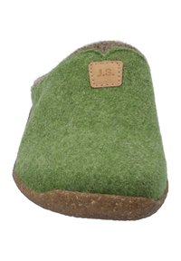 Zielony filcowy kapcie z zaokrąglonym czubkiem, brązową korkową podeszwą i małą skórzaną metką z napisem "J.S." z przodu. Miękka tekstura.