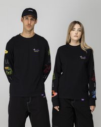 Cămășile negre cu mânecă lungă au grafice colorate pe mâneci, inclusiv animale și forme abstracte. Amândoi poartă pantaloni scurți negri și pălării.