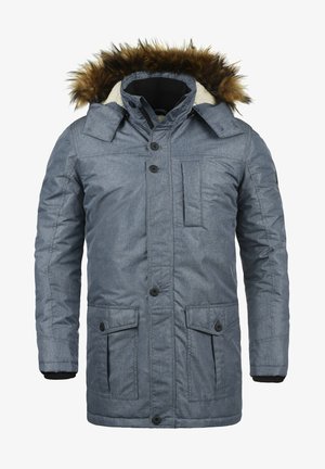 Hallhallane, isoleeritud parka, millel on karvane kapuuts, nööpide sulgemine, plaastri taskud ja tekstureeritud kangas. Omab sooje ribakäiseid.