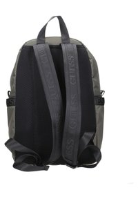 Zaino in tessuto a rete nero con accenti grigi, spallacci imbottiti con logo "GUESS", compartimenti con cerniera e design ergonomico.