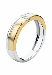 Anello metallico bicolore, con una fascia in oro giallo e un accento in argento lucido, adornato da due gemme trasparenti incastonate in un design elegante.