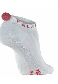 Biała bawełniana skarpetka do kostki o teksturowanej powierzchni. Na górze znajduje się czerwony logo i okrągły pompon z tyłu.