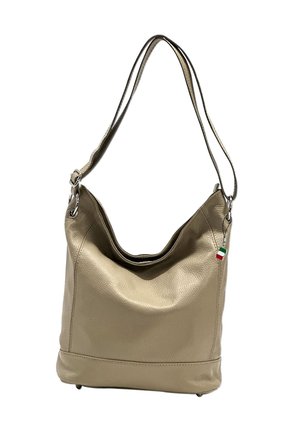 Beige leren schoudertas met een zachte, slungelige vorm. Voorzien van een enkele schouderriem, een gebogen bovenkant en een klein accent van de Italiaanse vlag.