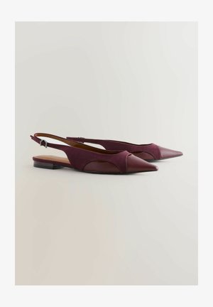 Burgunderfarbene Slingback-Ballerinas mit spitzen Zehen, aus Wildleder, mit Ausschnittdesign und kleinem Absatz. Verstellbarer Riemen mit Schnallenverschluss.