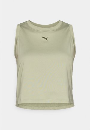 Top court sans manches vert olive clair, fabriqué en tissu lisse et extensible. Présente un logo discret en vert foncé. Ourlet net et design minimal.