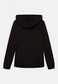 Svart långärmad hoodie med ribbad mudd och nederkant, uppvisad liggande med baksidan uppåt på en vit bakgrund.