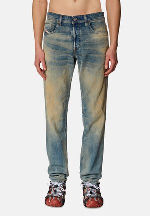 Lichtblauwe spijkerbroek van denim met een vervaagd effect, met een rechte pijp, vijf zakken, metalen knoopsluiting en slijtagepatronen nabij de knieën.