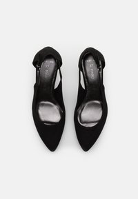 Mustat mokkasiinipohjaiset slingback-kengät, joissa on terävät varpaat, sileä sisävuori ja hienovarainen solk yksityiskohta sivussa. Koko 37.