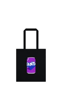 Zwarte draagtas met een afbeelding van een paarse Fanta-blik centraal op de voorkant, met twee stevige handvatten bovenaan.