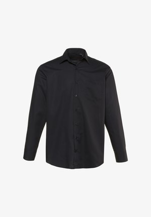 Zwarte blouse met lange mouwen van gladde stof. Heeft een klassieke kraag, een knopenlijst aan de voorkant en een enkele borstzak.