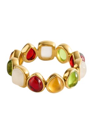Anillo de oro con piedras multicolores alternas, lisas y en forma de gota, en rojo, verde, blanco y ámbar, dispuestas en una banda continua.