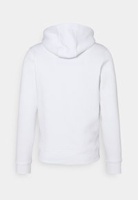 Sudadera blanca con una textura suave, que presenta una capucha con cordones, mangas largas y puños y dobladillo acanalados. Vista trasera, sin patrones ni estampados.