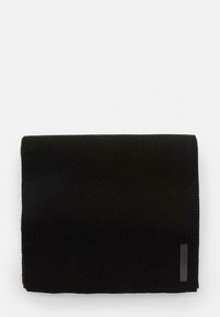 Couverture noire en tricot, de forme rectangulaire avec une texture côtelée, dotée d'une petite étiquette de marque sur un bord. Couleur douce et uniforme sur toute la surface.