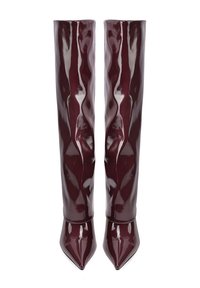 Stivali in pelle verniciata bordeaux con gambale alto, punta affusolata e texture rigata. La finitura lucida esalta l'impatto visivo e lo stile.