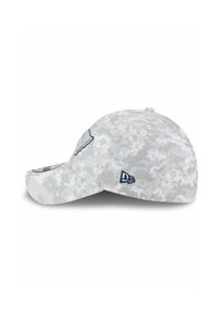 Grau camouflierte Baseballmütze aus Stoff, mit einem strukturierten Kopfteil, gebogenem Schirm und gesticktem Logo an der Seite.