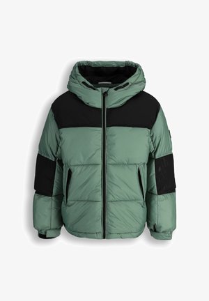 Kurtka puchowa z kapturem, w kolorze miętowym, z czarnymi akcentami. Strukturalny, pikowany fason, z zamkiem błyskawicznym z przodu i kieszeniami po bokach.
