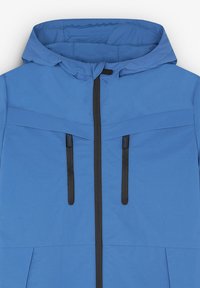 Chaqueta con capucha azul hecha de una tela suave. Presenta un cierre frontal, dos bolsillos con cremallera con detalles en negro y un diseño de costura en los hombros.