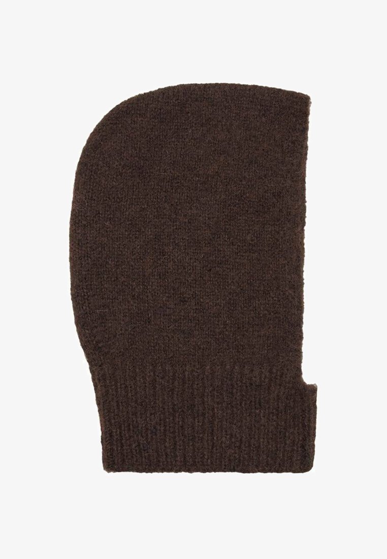 Bruine gebreide muts met een nauwsluitende pasvorm, voorzien van een afgeronde bovenkant en een geribbelde band. Zachte textuur en naadloos ontwerp met een open gedeelte aan de zijkant.