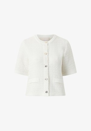 Weißer strukturierter Kurzarm-Cardigan mit rundem Halsausschnitt, fünf silbernen Knöpfen vorne und zwei aufgesetzten Taschen vorne.