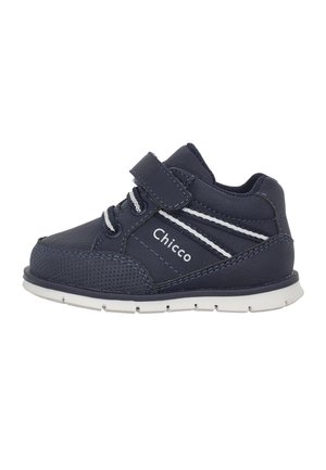 Baskets pour enfants bleu marine avec un dessus en synthétique texturé, des accents blancs, des lacets et une sangle en Velcro, dotées d'une semelle rembourrée.