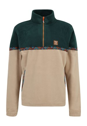 Beiger und dunkelgrüner Fleecepullover mit hohem Kragen, orangefarbenem Viertelreißverschluss und geometrisch gemustertem Besatz über Brust und Taschen.