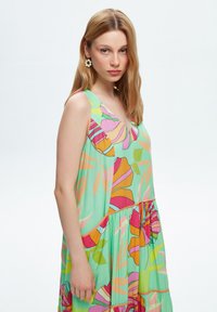 adL V NECK PATTERNED LONG  - Freizeitkleid - patterned nile green
