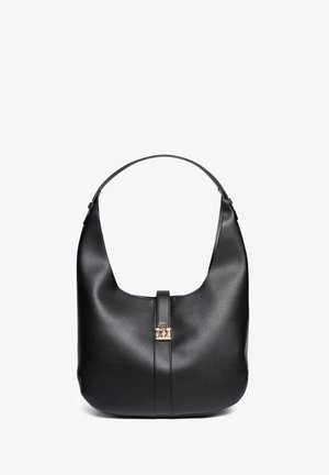 Czarna skórzana torba hobo o zaokrąglonym kształcie, z centralnym akcentem w złotym kolorze i gładką wykończoną powierzchnią.