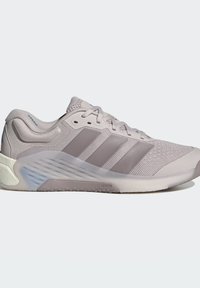 Αθλητικό παπούτσι Adidas ανοιχτό γκρι με δίχτυ στην επάνω επιφάνεια, τρεις πιο σκούρες γκρι λωρίδες, κλείσιμο με κορδόνια και μαξιλαρωμένη σόλα με ετικέτα Adiwear.