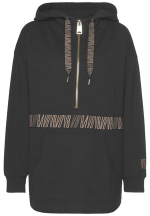 Sort hættetrøje med frontlynlås, trykte snore, kengurulomme og gentaget beige "VB" logobånd tværs over bryst og ærme.