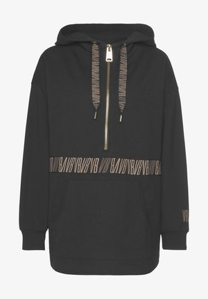 Czarna bluza z kapturem, suwakiem z przodu, nadrukowanymi sznurkami, kieszenią kangurką i powtarzającym się beżowym paskiem z logo "VB" na piersi i rękawie.