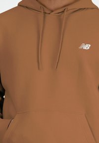 New Balance ESSENTIALS FRENCH - Felpa con cappuccio - walnut