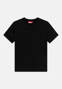 Svart t-skjorte laget av bomull, med korte ermer, rund hals og en subtil logo på brystet. Lett tekstur, minimalistisk design.