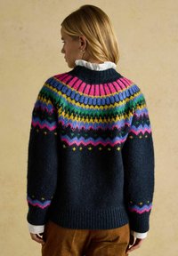 Pletený sveter so námorníckou základňou a farebnými vzormi Fair Isle v ružovej, zelenej, žltej a modrej, okrúhlym výstrihom a rebrovanými manžetami.