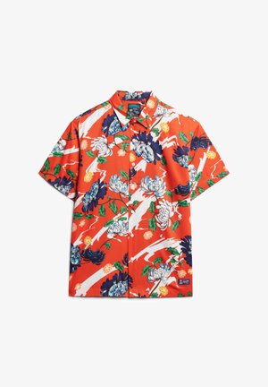 Kurzärmeliges Hemd aus leuchtend rotem Stoff mit floralen Mustern in Blau, Weiß und Grün, mit Knopfleiste und flachem Kragen.