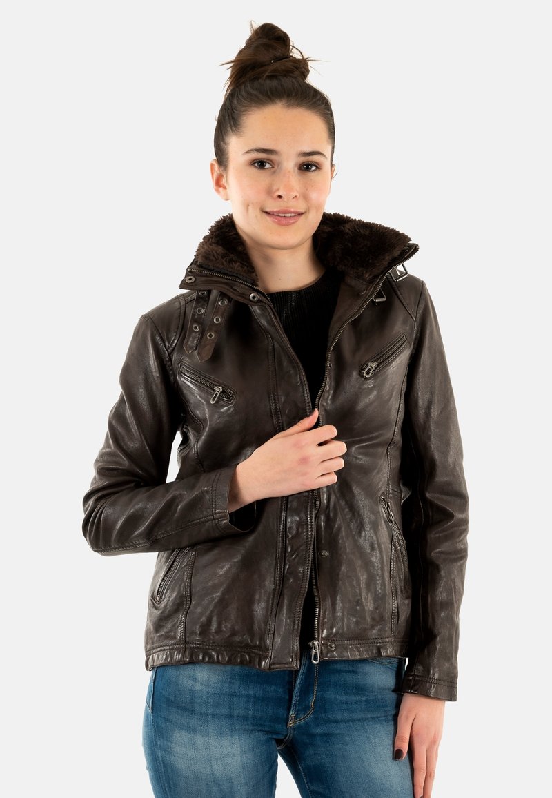 Veste en cuir marron avec col doublé de fourrure, fermeture éclair à l'avant et deux fermetures éclair latérales. Présente une finition lisse et des coutures détaillées.