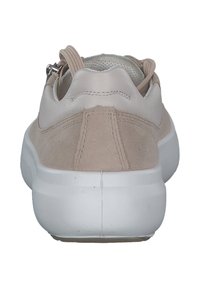 Beige Sneaker mit einem Obermaterial aus glattem Leder und Wildleder, runder Form, strukturierten Akzenten und einer weißen Gummisohle. Verstellbarer Rückriemen inklusive.