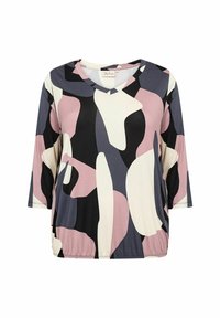 Blusa multicolore con scollatura a V, maniche a tre quarti e un motivo astratto con tonalità di rosa, nero e crema su un tessuto morbido.