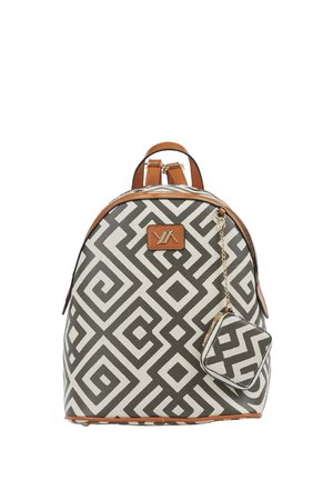 Rucksack mit schwarz-weißem geometrischem Muster, braunen Lederbesätzen, goldenem Reißverschluss und kleinem passenden Täschchen, das mit einer Kette befestigt ist.