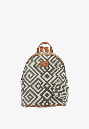 Sac à dos avec motif géométrique noir et blanc, bordure en cuir marron, fermeture éclair dorée et petite pochette assortie attachée par une chaîne.