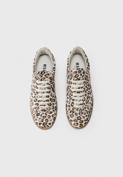 Sneakers i leopardmönster med en texturerad yta av päls, krämfärgade snören och en brun gummisula. Har en enkel snörningsdesign.