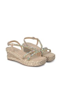 Sandali con zeppa in suede beige, caratterizzati da cinghie incrociate decorate con pietre iridescenti e suola in juta intrecciata.
