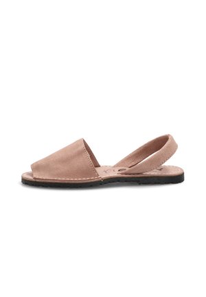 Sandalia plana de punta abierta con parte superior de ante rosa claro y tira trasera, suela de goma negra y costuras visibles alrededor de los bordes.