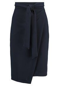 Námořnická modrá zavinovací sukně vyrobená z měkké tkaniny, s pásem na zavázání v pase, hladkou strukturou a délkou ke kolenům. Bez viditelných vzorů nebo kovových prvků.
