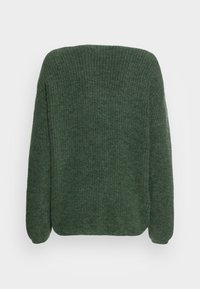 Zielony sweter z dzianiny o rypsowym wzorze, luźny krój, szeroki dekolt i długie rękawy, w jednolitym kolorze i z minimalnymi detalami.