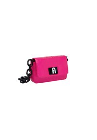 Světlý růžový obdélníkový crossbody batoh s lesklým povrchem, který má černý řetězový popruh a odvážné černé logo na přední straně.