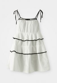 Robe blanche à volants avec bord noir, dotée de bretelles spaghetti ajustables et d'un corsage froncé. Tissu fluide, design superposé.