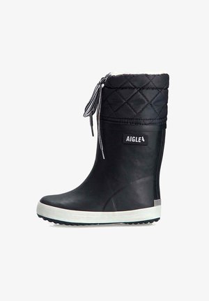 Botte de pluie en caoutchouc noir avec col en tissu matelassé, fermeture à cordon et semelle extérieure blanche. Présente un logo de la marque sur le côté.