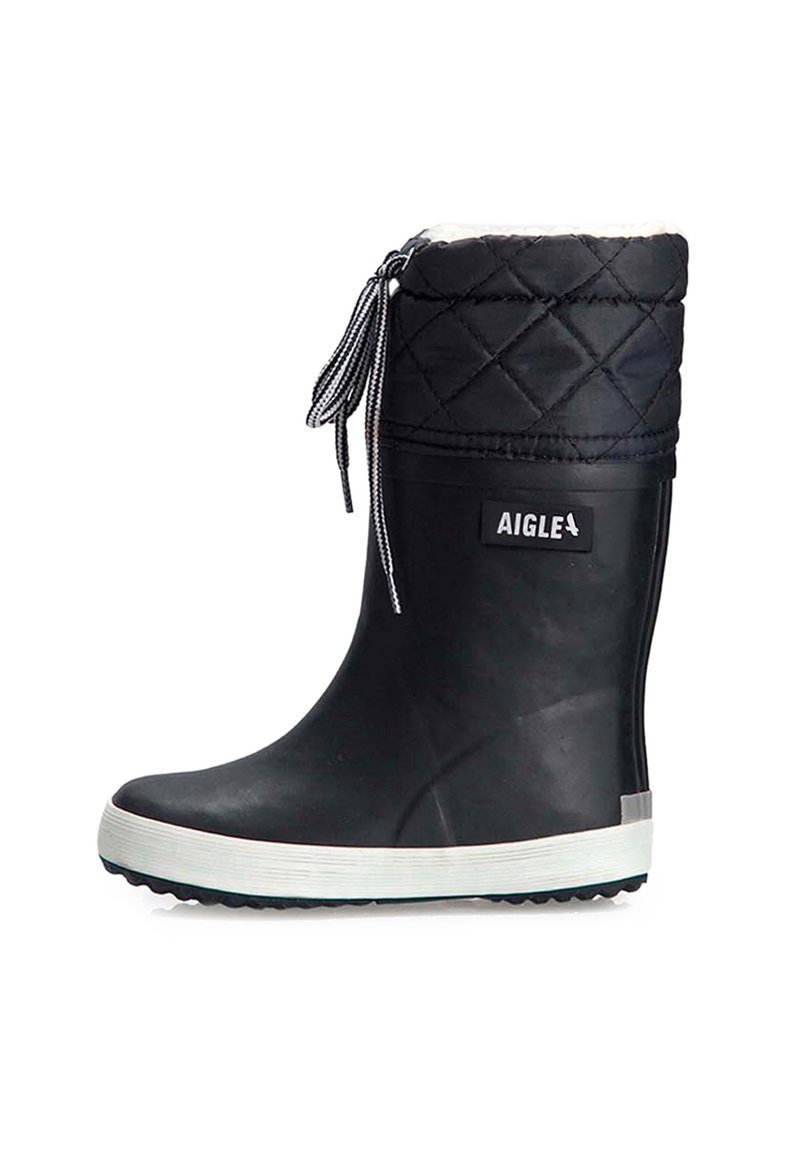Botte de pluie en caoutchouc noir avec col en tissu matelassé, fermeture à cordon et semelle extérieure blanche. Présente un logo de la marque sur le côté.